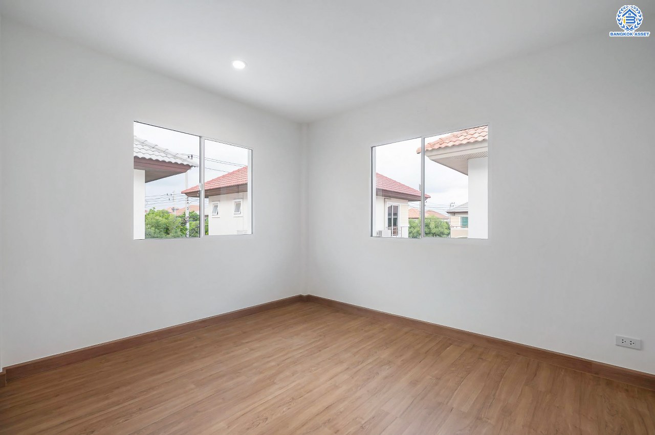 บ้านมือสองตกแต่งใหม่ โครงการ ชวนชื่น กรีนบาวด์ เนื้อที่ 54 ตร.ว. ฟังก์ชัน 3 ห้องนอน 3 ห้องน้ำ 1 ห้องอเนกประสงค์ จอดรถได้ 2 คัน บรรยากาศเงียบสงบเป็นส่วนตัว สิ่งอำนวยความสะดวกมากมาย! บนทำเลศักยภาพ หน้าโครงการติดถนนใหญ่ ใกล้จุดขึ้นทางด่วน "ศรีสมาน"